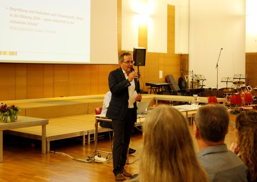 Gustav Tschenett ging auf das Schwerpunktthema der Deutschen Bildungsdirektion Wege in die Bildung 2030 - guter Unterricht in der inklusiven Schule ein. (Foto: LPA/Deutsche Bildungsdirektion)