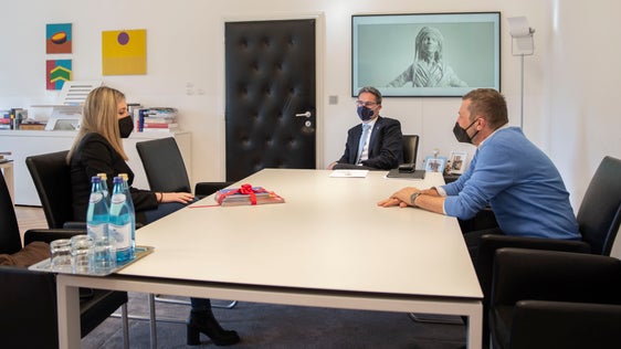 Auspicata una sempre più stretta collaborazione (da sinistra) Devilli, presidente Kompatscher, Grandi. (Foto: ASP/Fabio Brucculeri)