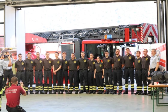 È iniziato oggi il corso di formazione per il Corpo Permanente dei Vigili del fuoco, a destra nella foto il comandante  Florian Alber (Foto: ASP/Maja Clara)