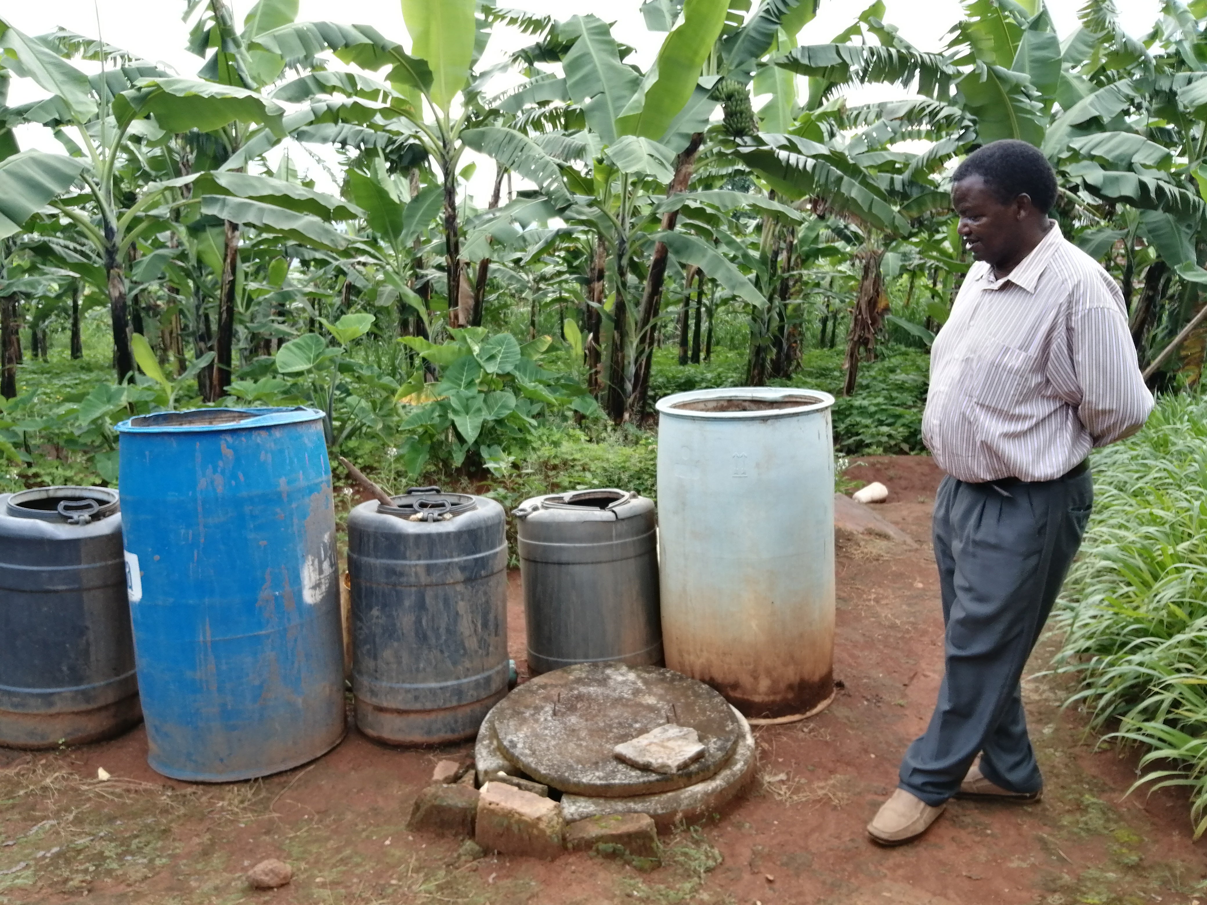 Rappresentante dell'azienda lattiero-casearia di Masaka, in Uganda, con un semplice impianto di biogas che consente agli agricoltori di generare energia per le proprie famiglie. (Foto: Ufficio Volontariato e solidarietà)