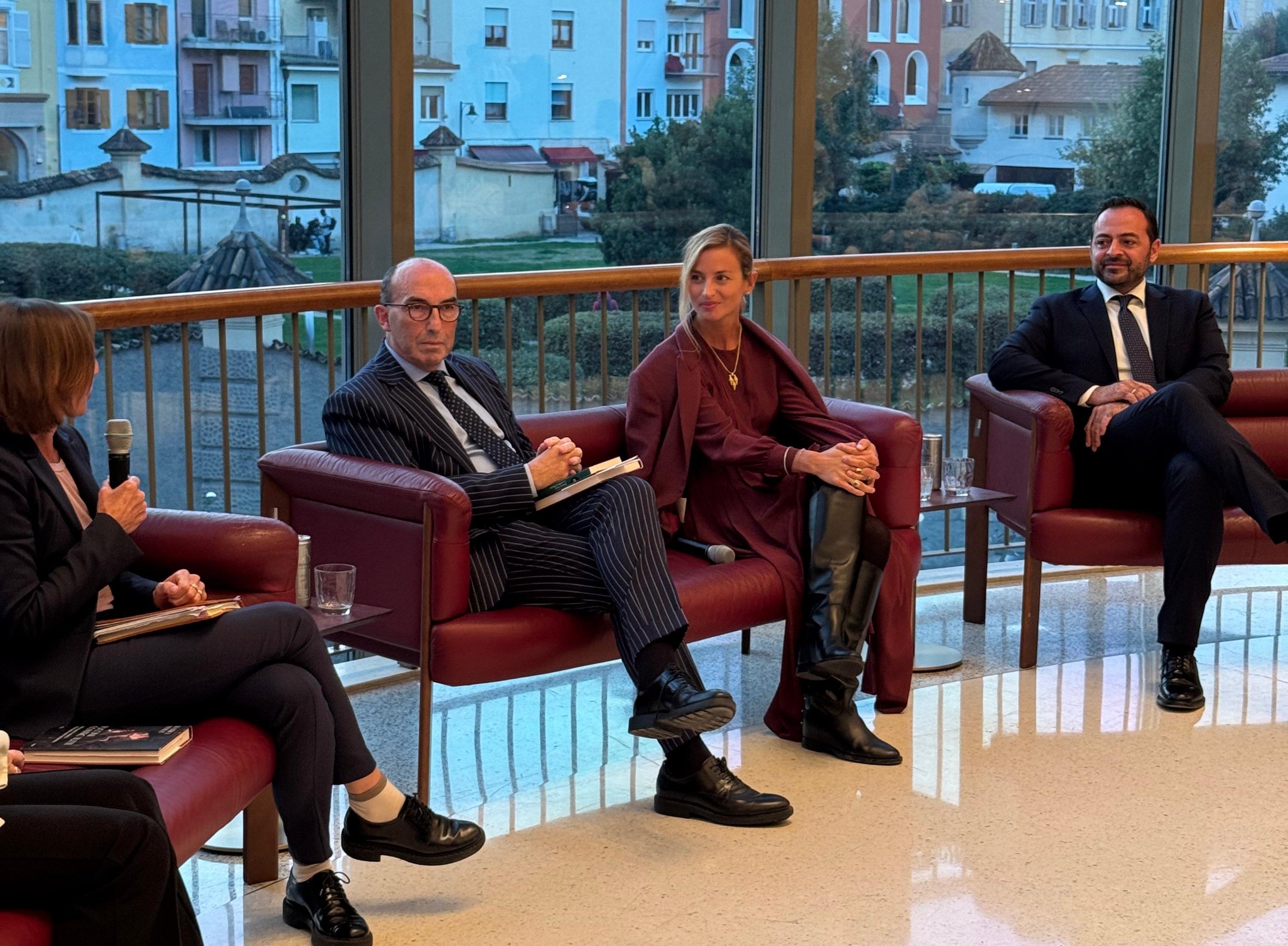 Il maestro Beatrice Venezi (nella foto la terza da sinistra) durante la presentazione della biografia dedicata al grande compositore Giacomo Puccini. Alla sua destra il vicepresidente Marco Galateo. (Foto: USP)