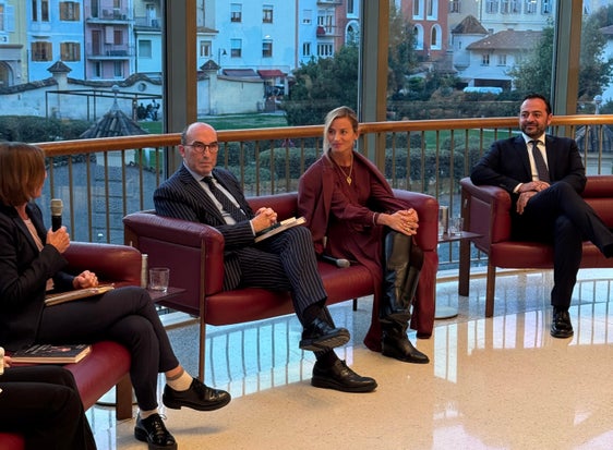 Il maestro Beatrice Venezi (nella foto la terza da sinistra) durante la presentazione della biografia dedicata al grande compositore Giacomo Puccini. Alla sua destra il vicepresidente Marco Galateo. (Foto: USP)
