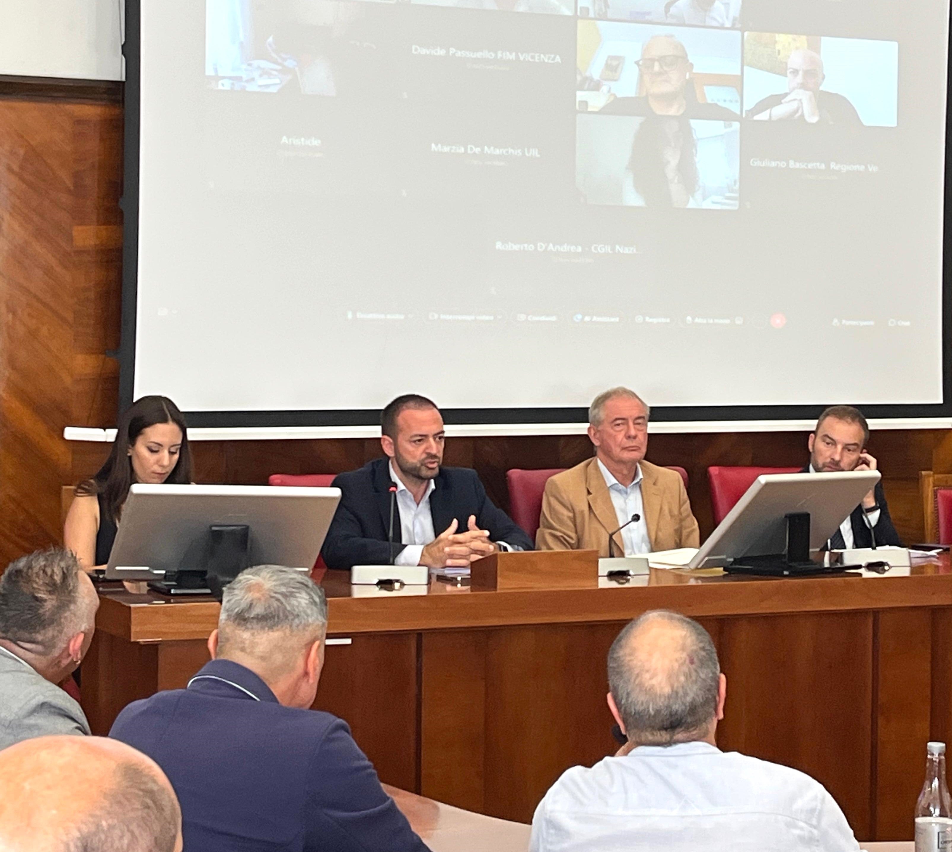  Das Ministerium für Unternehmen und Made in Italy (Mimit) wird den Fall aufmerksam begleiten und gemeinsam mit den zuständigen Regierungsstellen prüfen, ob die Sonderbefugnisse zum Schutz der nationalen Interessen angewendet werden können, erklärte Minister Adolfo Urso (Dritter von links) beim ersten Treffen am 16. September zur Zukunft des Bozner Stahlwerks von Valbruna. An dem Treffen nahm auch Landesrat Marco Galateo (Zweiter von links) teil. (Foto: LPA)
