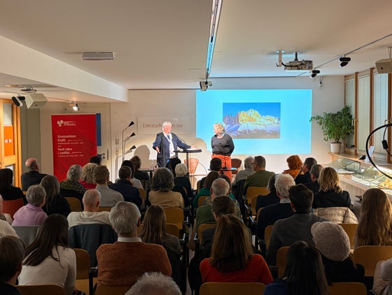 Tratan l'evënt – organisé dal Literaturhaus am Inn adöm cun l’Archif dl Prener, en colauraziun cun l’Istitut Ladin Micurá de Rü y la Euregio Tirol -Südtirol -Trentino: professuria emerita Prof. Ulrike Kindl (a man ciancia sun la fotografia) y  la vizedireturia dl Istitut Brenner- Archiv Ursula A. Schneider  (Université Ca'Foscari, Aunejia). (Foto: Istituto Ladino Micurá de Rü)