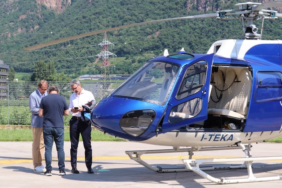 L'elicottero in partenza per il volo di ricognizione sopra la zona di Campill, investita ieri da una frana fangosa che ha invaso il torrente Seres: Nella foto (primo a destra) il presidente e assessore alla Protezione Civile Arno Kompatscher e il direttore dell'Agenzia di Protezione Civile Klaus Unterweger. (Foto: LPA/Maja Clara)
