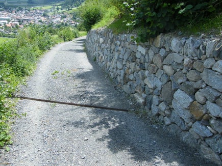 Il ripristino dei muretti a secco su suoli pubblici nel Parco Nazionale dello Stelvio viene finanziato: nella foto, tratti già ripristinati di muretti a secco tra il Mitterhof e il Patzleidhof nel Comune di Prato allo Stelvio. L'accordo in merito è stato approvato nel settembre 2024. (Foto: Hermann Tumler)