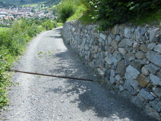 Il ripristino dei muretti a secco su suoli pubblici nel Parco Nazionale dello Stelvio viene finanziato: nella foto, tratti già ripristinati di muretti a secco tra il Mitterhof e il Patzleidhof nel Comune di Prato allo Stelvio. L'accordo in merito è stato approvato nel settembre 2024. (Foto: Hermann Tumler)