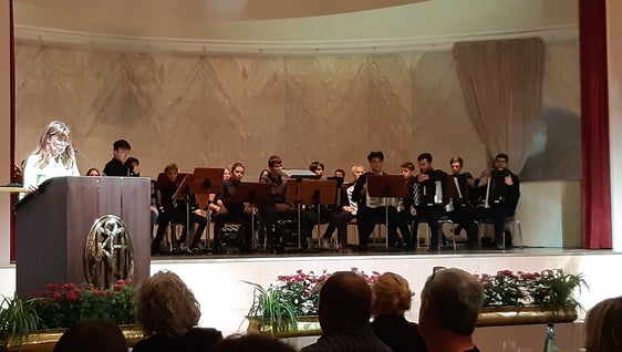Wichtig ist der Austausch und der fachlich-didaktische Dialog unter den Lehrpersonen: Landesmusikschuldirektorin Pedrotti beim heutigen Eröffnungstag der Deutschen und ladinischen Musikschulen im Kursaal in Meran (Foto: LPA/Landesmusikschuldirektion)