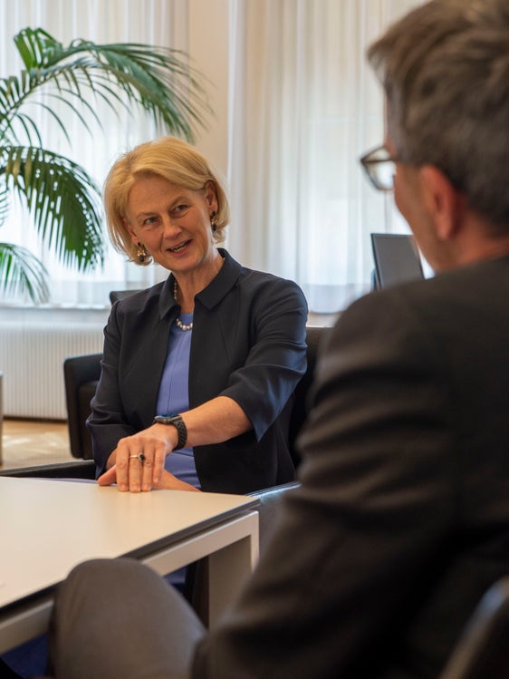 Il 1° marzo Veronika Sexl è succeduta a Tilmann Märk come rettrice dell'Università di Innsbruck. Oggi ha fatto visita al presidente Arno Kompatscher (Foto: ASP/Fabio Brucculeri)