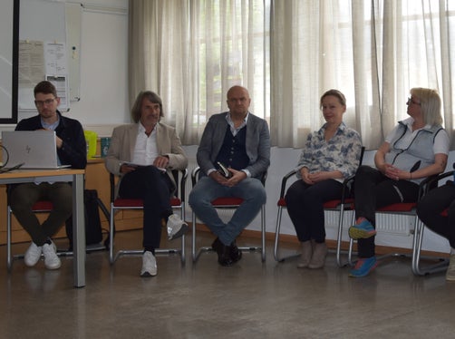 Il distretto sanitario dell'Alta Pusteria è stato ampliato e a San Candido sorgerà presto la cosiddetta “casa della comunità”, ha affermato l'assessore Hubert Messner (secondo a sinistra) durante il colloquio con Samuel Vieider, Johannes Ortler, Sabina Molon, Sonja Tschurtschtaler e i collaboratori e dirigenti del distretto. (Foto: USP/Angelika Schrott)