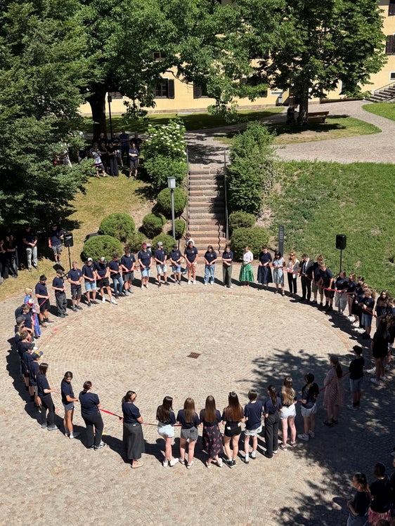 100 Jahre Fachschule für Landwirtschaft, Hauswirtschaft und Ernährung Dietenheim: Das Kunstwerk "Kompass" und die Schülerinnen und Schüler, die daran mitgewirkt haben. (Foto: LPA/Fachschule für Landwirtschaft, Hauswirtschaft und Ernährung Dietenheim)