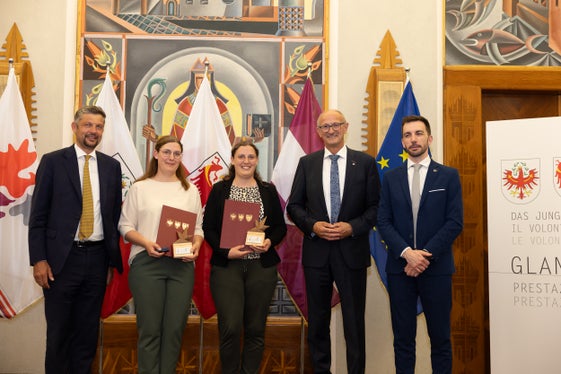 Elisabeth e Veronika Rienzner (2. e 3. da sx), due dei giovani premiati dell'Alto Adige con i rappresentanti dei tre territori. (Foto: Archivio Ufficio Stampa Provincia di Trento)