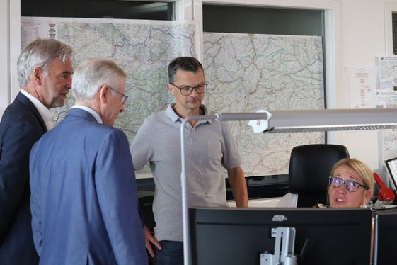 Il commissario del Governo, Vito Cusumano e l'assessore provinciale alla Protezione civile, Arnold Schuler, con il coordinatore della Centrale viabilità Markus Rauch (Foto: ASP/Maja Clara)