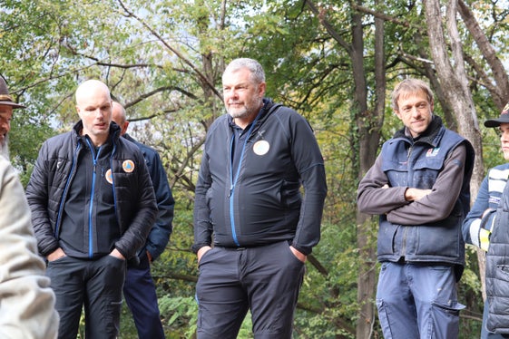 Sie haben den Hochwasserschutz für Oberau-Haslach verstärkt (von links): Amtsdirektor Thomas Thaler, Bauleiter Hansjörg Prugg, Vorarbeiter Roland Obertegger. (Foto: LPA/Maja Clara)