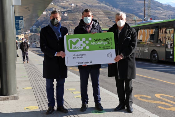 Da sx, Widmann, Alfreider e Mussner: L'AltoAdige Pass ha trasformato la cultura della mobilità in Alto Adige nella direzione di una maggiore sostenibilità. (Foto: ASP/Ingo Dejaco)