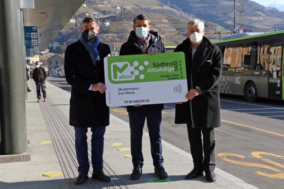 Da sx, Widmann, Alfreider e Mussner: "L'AltoAdige Pass ha trasformato la cultura della mobilità in Alto Adige nella direzione di una maggiore sostenibilità". (Foto: ASP/Ingo Dejaco)