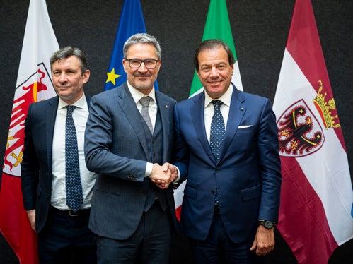 Il presidente della Provincia Arno Kompatscher stringe la mano al viceministro dell'Economia e delle Finanze Maurizio Leo, alle sue spalle il vicepresidente della Provincia autonoma di Trento Achille Spinelli. (Foto: USP/Fabio Brucculeri)