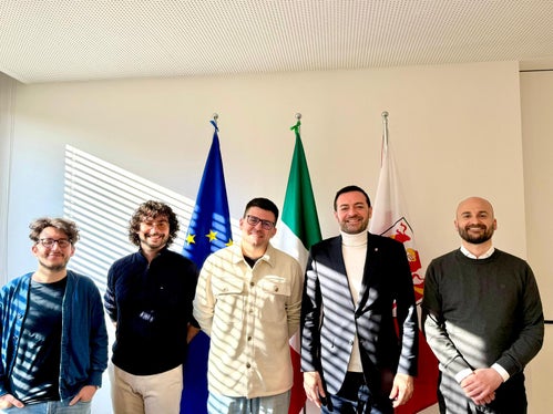 Anche il Ministero per lo Sport e i Giovani sosterrà economicamente l'edizione 2026 del Festival Studentesco. Nella foto (da sinistra) Fabio Raffaelli (Ufficio Politiche giovanili), Luca Taddeo, vicepresidente dell'Artist Club, Davide Mariotti, presidente dell'Artist Club, il vicepresidente della Provincia Marco Galateo e il direttore dell'Ufficio politiche giovanili Claudio Andolfo. (Foto: USP) 