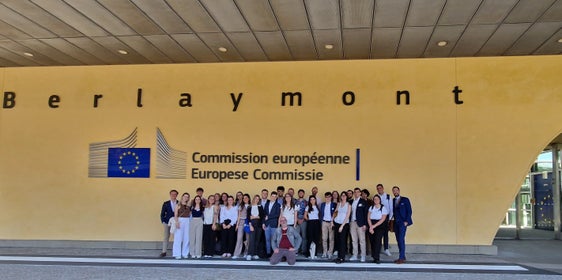 Die Teilnehmenden der EuregioBrusselsSchool 2024 vor dem Berlaymont-Gebäude stellten sich zu einem Gruppenfoto vor dem Hauptsitz der Europäischen Kommission in Brüssel. (Foto: Euregio-Vertretungsbüro in Brüssel)