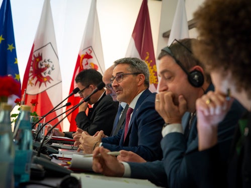 L presidënt Euregio y de Südtirol Arno Kompatscher (tamez) se damanda de se nuzé tla maniera plu efiziënta che la va dla ferata dla trassa sëura l Prëner che ie bele. (Foto: USP/Fabio Brucculeri)