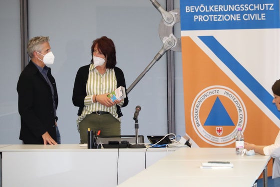 Il direttore Willigis Gallmetzer con Kathleen Markus dell'Euregio Spree-Neiße-Bober (Sprewa-Nysa-Bóbr) (Foto: Agenzia per la  Protezione civile/Maja Clara)