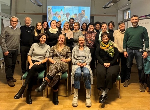 Die Absolventen des Grundlehrgangs Ethik für das Gesundheitspersonal mit dem Vorsitzenden des Landesethikkomitees Herbert Heidegger (links außen).