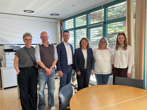 In Neumarkt ist seit Kurzem auch die Pflegeeinstufungen in zentral gelegenen Räumlichkeiten möglich. Im Bild (v.l.) Renate Piffer, Daniel Fiorani, Amtsdirektor Pasquale Basile, Landesrätin Rosmarie Pamer, Dunia Pircher und Anna Barborini. (Foto: LPA/Katharina Fleischmann)