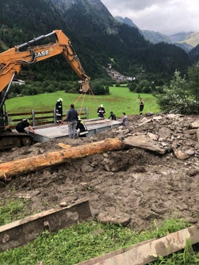 Noch am selben Tag hat die Wildbachverbauung mit Unterstützung der Freiwilligen Feuerwehr im Ertl Graben eine Behelfsbrücke errichtet, um die Verbindung zur Aglsboden Alm wieder herzustellen. (Foto: Freiwillige Feuerwehr Ridnaun)