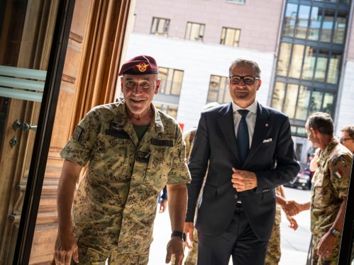 L'arrivo a Palazzo Widmann del capo di Stato Maggiore dell'Esercito, generale di Corpo d'Armata Carmine Masiello, accolto dal presidente della Provincia Arno Kompatscher. (Foto: USP/Fabio Brucculeri)