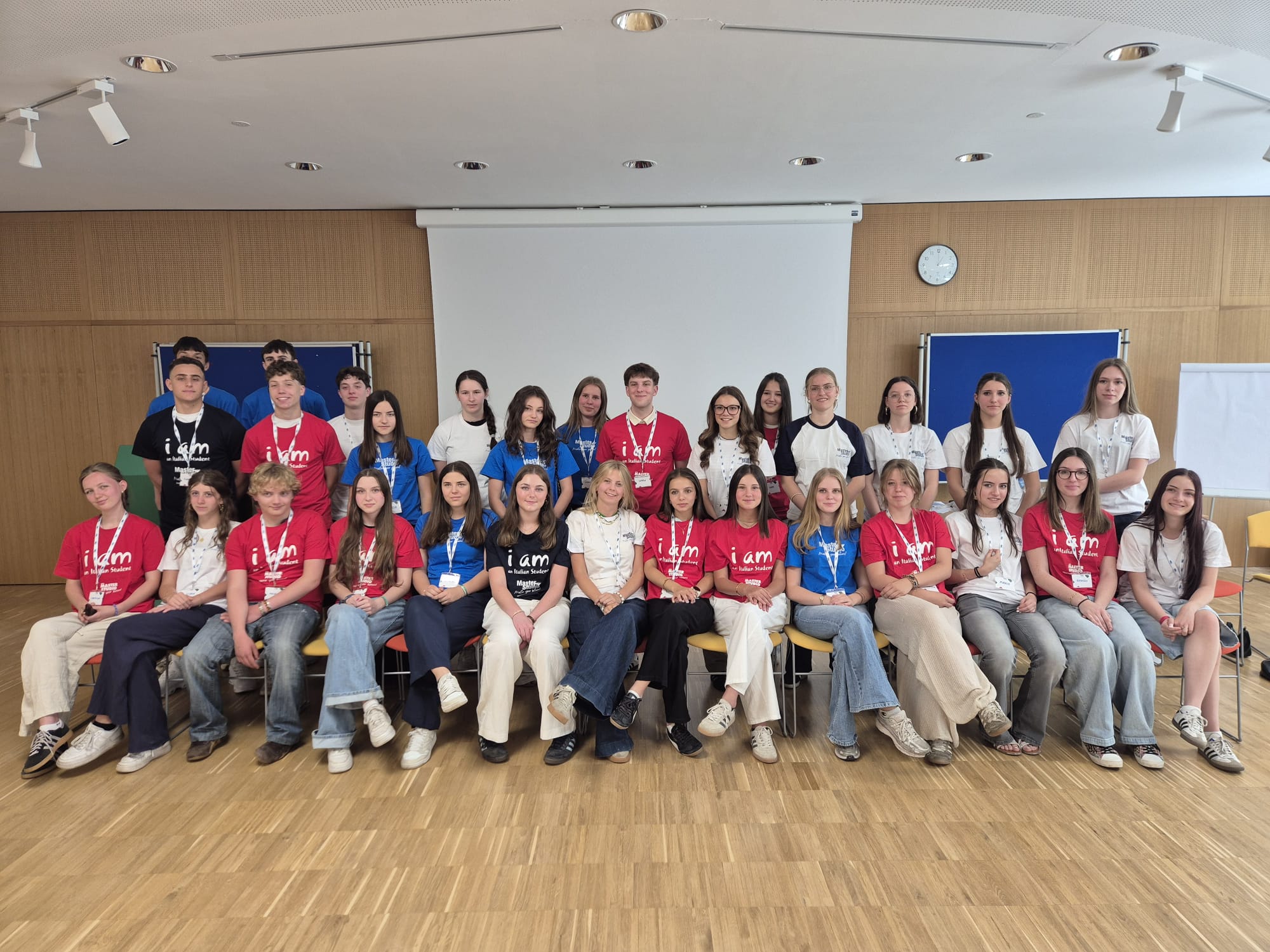 41 Schülerinnen und Schüler deutschsprachiger Oberschulen haben im kommenden Schuljahr 2026/2027 die Herausforderung angenommen haben, ein Semester oder ein ganzes Jahr in Italien bei einer Gastfamilie oder im Heim zu verbringen und eine italienischsprachige Schule zu besuchen. (Foto: LPA/Deutsche Bildungssdirektion/Jürgen Bergmann)