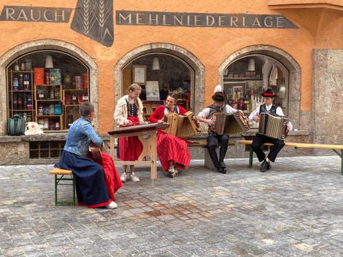Florian Thaler hat als Instrumentalsolist auf der Steirischen Harmonika am Wettbewerb in Innsbruck teilgenommen und auch in der Innenstadt beim Aufg’horcht in Innsbruck- Volksmusik erobert die Stadt mitgewirkt, im Bild rechts. (Foto: LPA/privat)