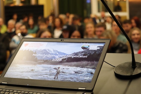 Willkommen in der Familie der Fischer: Fischereiverband, Forstabteilung und Forstwirtschaftslandesrat hatten zur Feierstunde geladen. (Foto: LPA/Maja Clara)