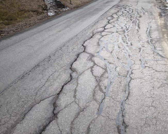 Die Jaufenpass-Straße muss bei Kalch (Gemeinde Ratschings) saniert werden. Am 8. Juli beginnen die Arbeiten. (Foto: LPA/Straßendienst Eisacktal)