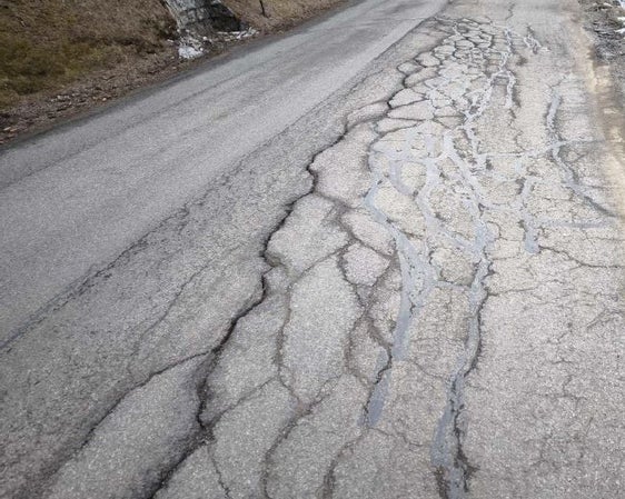 Die Jaufenpass-Straße muss bei Kalch (Gemeinde Ratschings) saniert werden. Am 8. Juli beginnen die Arbeiten. (Foto: LPA/Straßendienst Eisacktal)