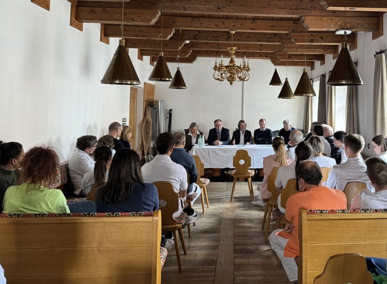 Pflegedirektorin Marianne Siller, Sanitätsdirektor Christian Kofler, Gesundheitslandesrat Hubert Messner; der Direktor des Gesundheitsbezirks Bruneck Gerhard Griessmair und Ressortchef Michael Mair im Gespräch mit Mitarbeitenden des Krankenhauses Innichen zum Umbau der OP-Säle und der Modernisierung der Rheuma-Reha sowie der Stärkung der wohnortnahen, interdisziplinären Versorgung. (Foto: LPA/Angelika Schrott)