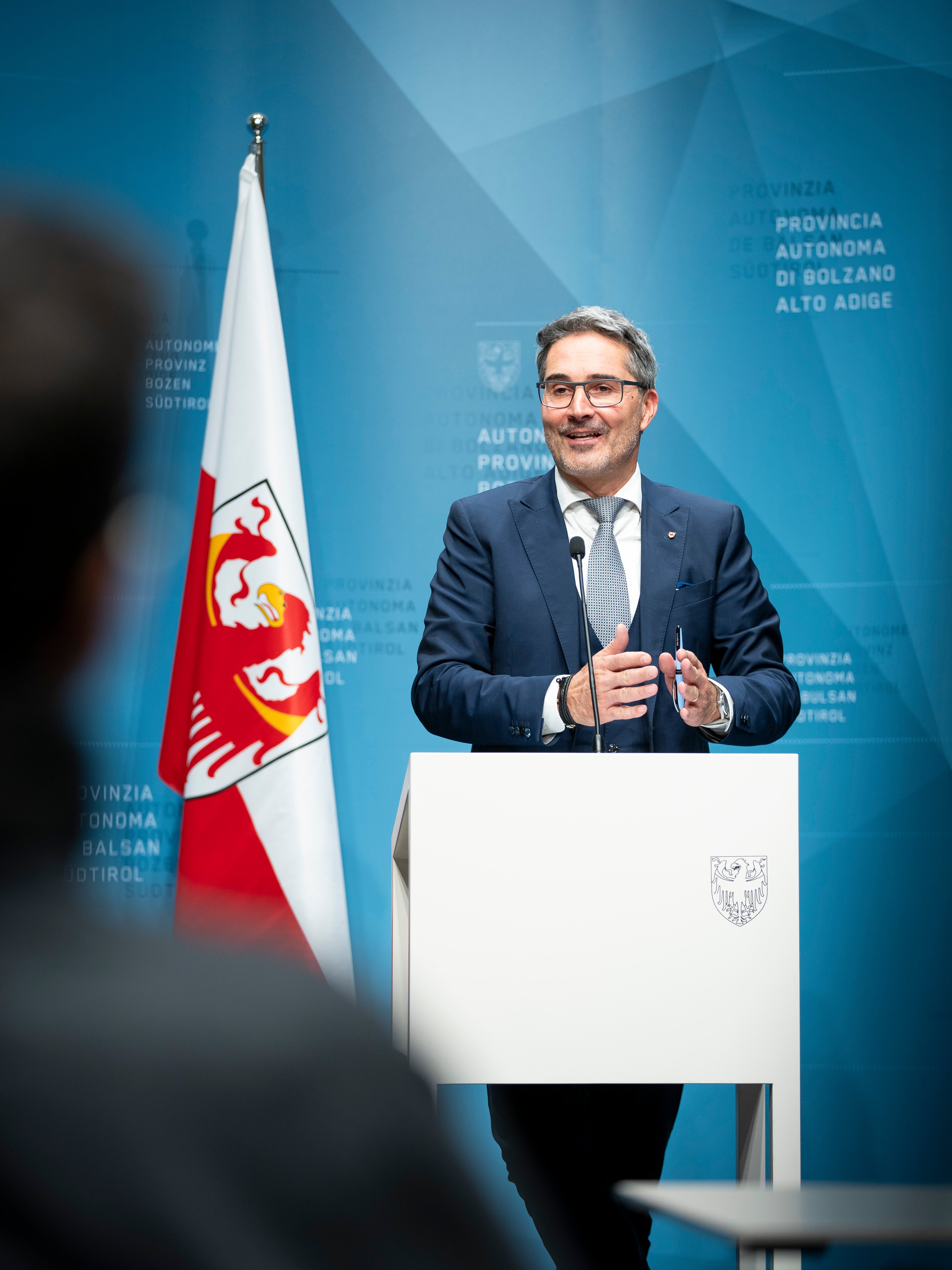 Auf Vorschlag von Landeshauptmann Kompatscher (Bild) hat die Landesregierung heute eine Durchführungsvereinbarung genehmigt,welche die Rast-Wiesen in Eppan beziehungsweise das Abkommen mit dem Generalkommando der Carabinieri und der Agentur für Staatsgüter sowie das Raumprogramm des ehemaligen Kasernen-Areals betrifft.  (Foto: LPA/Fabio Brucculeri)