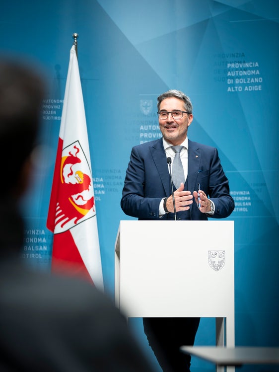 Auf Vorschlag von Landeshauptmann Kompatscher (Bild) hat die Landesregierung heute eine Durchführungsvereinbarung genehmigt,welche die Rast-Wiesen in Eppan beziehungsweise das Abkommen mit dem Generalkommando der Carabinieri und der Agentur für Staatsgüter sowie das Raumprogramm des ehemaligen Kasernen-Areals betrifft.  (Foto: LPA/Fabio Brucculeri)