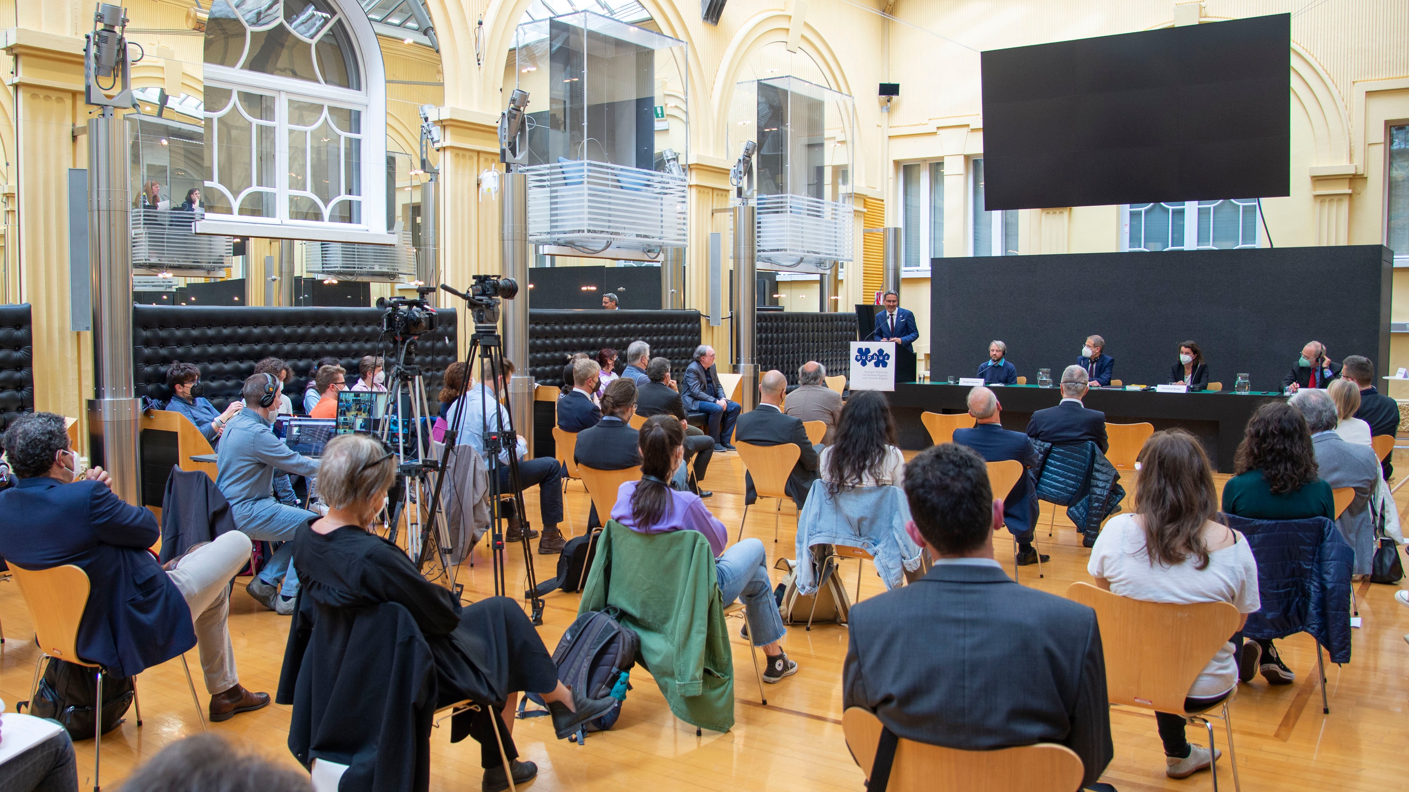Un momento dell'affollata tavola rotonda sul conflitto in Ucraina tenutasi oggi a Palazzo Widmann. (Foto:ASP/Fabio Brucculeri)