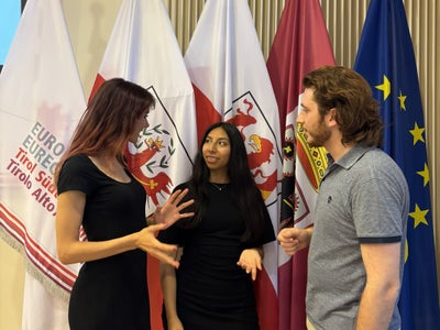 Hanno imparato molto sull’UE e sull’Euregio: (da sinistra) Romana Nager (Università di Innsbruck), Amy Sanchez Rivera (Libera Università di Bolzano) e Stefano Baldi (Università di Trento). (Foto: Euregio)
