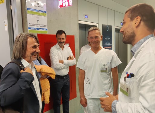 L'assessore Hubert Messner a colloquio con il personale dell'Ospedale di Bolzano. (Foto: ASP/Samuel Vieider)