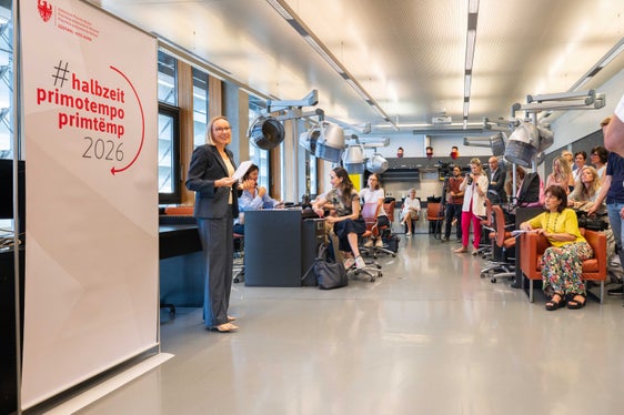 "Früher ging es darum, Arbeitsplätze zu schaffen. Heute geht es darum, Menschen für die freien Arbeitsplätze zu finden und im Land zu halten. Unser Ziel bleibt ist ein Arbeitsmarkt, der Chancen schafft, Potenziale nutzt und unsere Betriebe stärkt", betonte Arbeitslandesrätin Magdalena Amhof bei der Pressekonferenz zur #halbzeit der Legislatur in einem der Praxisräume der der Landesberufsschule  für Handwerk und Industrie in Bozen. (Foto: LPA/Greta Stuefer)