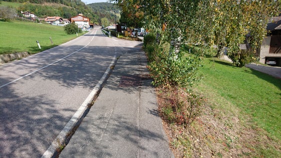Una migliore visibilità, una minore velocità e una maggiore sicurezza per i pedoni e i passeggeri degli autobus saranno il risultato degli interventi previsti sulla strada provinciale Renon-Auna di Sotto. (Foto: Ufficio tecnico strade Centro-Sud)