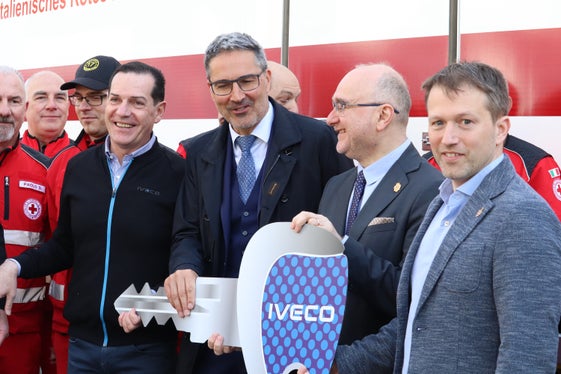 Feierliche Übergabe mit symbolischem Schlüssel (von links): Alex Gasser von Gasser Iveco, Bevölkerungsschutzlandesrat und Landeshauptmann Arno Kompatscher, der Präsident des Italienischen Roten Kreuzes Rosario Valastro und der Präsident des Landeskomitees des Roten Kreuzes Manuel Pallua (Foto: LPA/Maja Clara)