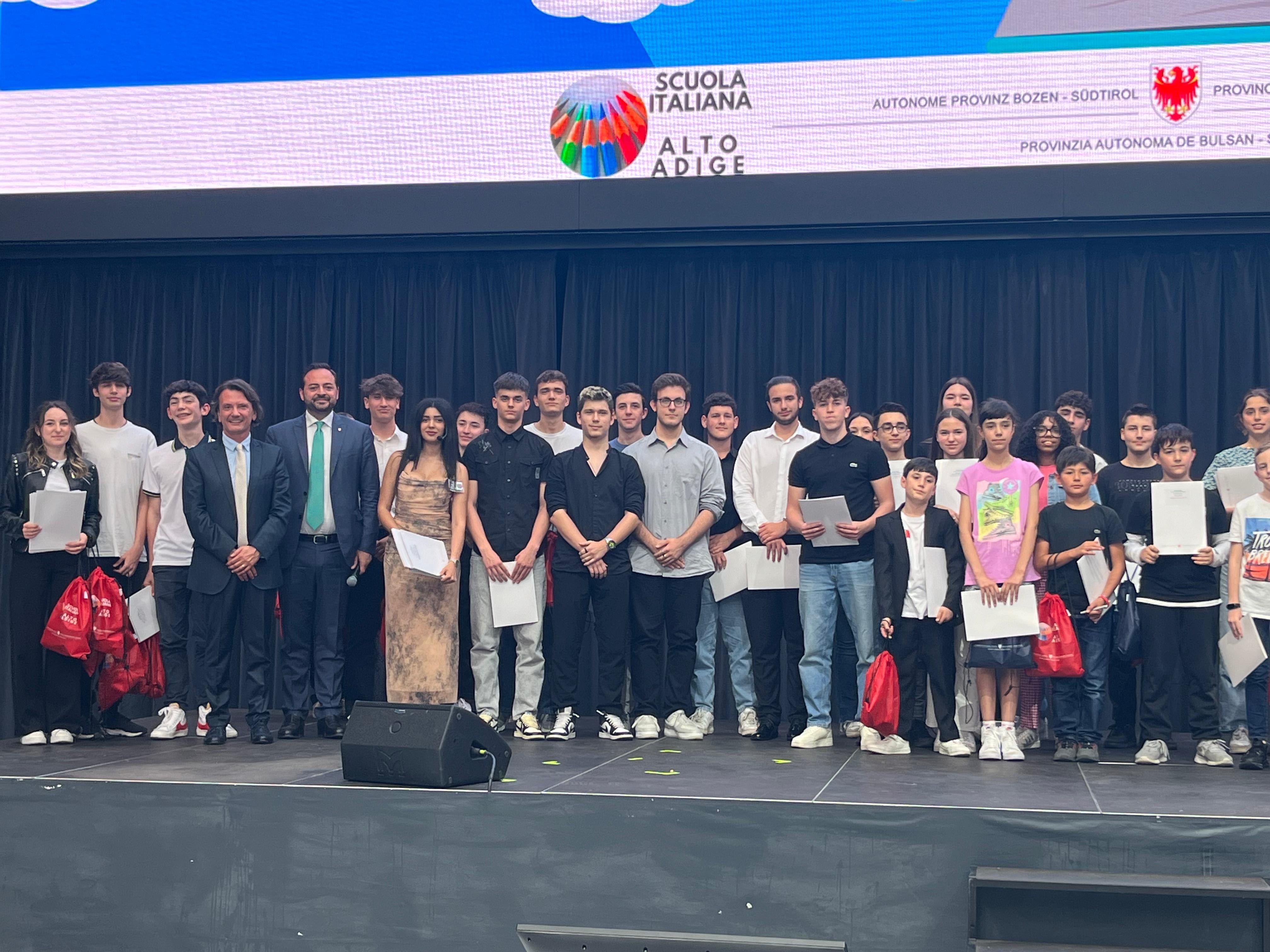 L'assessore Galateo e il sovrintendente Gullotta hanno premiato 197 studenti in occasione della tradizionale Festa della scuola italiana (Foto: ASP/Dipartimento istruzione e formazione italiana) 