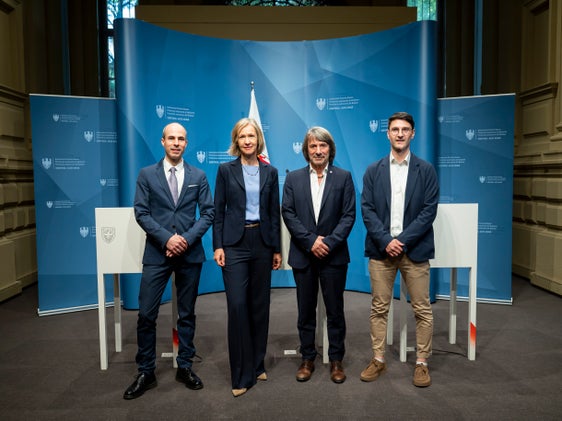 Eine neue Studie zur Akzeptanz und Nützlichkeit der KI in der Gesundheitsversorgung wurde am 27. April vorgestellt (im Bild von links): Timon Gärtner, der Direktor des Landesinstituts für Statistik ASTAT, die Präsidentin des Instituts für Allgemeinmedizin und Public Health Bozen Doris Hager-Prainsack, Landesrat Hubert Messner und Studienleiter Dietmar Ausserhofer. (Foto: LPA/Fabio Brucculeri)