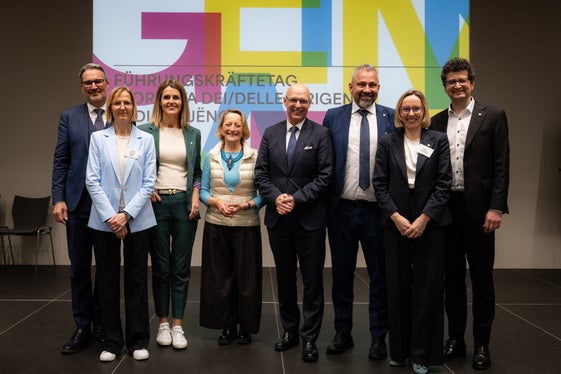 Da sinistra il presidente della Provincia Arno Kompatscher, Margit Laimer (Ufficio Sviluppo personale), la direttrice dell'Agenzia di stampa e comunicazione Claudia Messner (che ha moderato la giornata), la relatrice Marcella Chiesi, il relatore Roy Edlund, il direttore generale Alexander Steiner, l’assessora al Personale Magdalena Amhof e Günter Sölva (direttore dell’Ufficio Sviluppo personale). (Foto. USP/Manuela Tessaro)