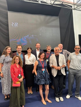 Il vicepresidente della Provincia Marco Galateo (quarto da sinistra dietro) posa, tra gli altri, con l'attrice protagonista Barbara Ronchi (terza da sinistra dietro) e il regista di Elisa Leonardo Di Costanzo (terzo da sinistra davanti). (Foto: USP/Alice Segata)