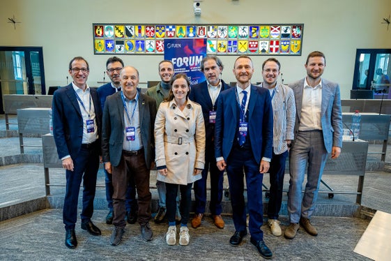 Foto di gruppo ladino-romancia. In seconda fila, da sinistra: il segretario generale della Lia Rumantscha Andreas Gabriel, il preside della Facoltà di Scienze della Formazione di Unibz Paul Videsott, il collaboratore del progetto DIGI-RLF Robert Sama, il responsabile per la digitalizzazione della Lia Rumantscha Igancio Perez Prat, il ricercatore dell’Università di Innsbruck Samuel Frontull e il coordinatore dei progetti UE della Ripartizione Amministrazione istruzione, formazione e Cultura ladina Stefan Graziadei. In prima fila, da sinistra: il presidente dell’Union Generela di Ladins dla Dolomites Roland Verra, la presidente dell’Union Generela di Ladins de Gherdëina Sofia Stuflesser e il direttore di Ripartizione Mathias Stuflesser. (Foto: FUEN/László Mihály)