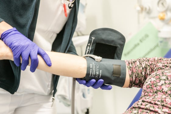 Die Krankenpflegeassistentinnen und ‑assistenten übernehmen definierte gesundheitsbezogene Tätigkeiten, die über das bisherige Aufgabenprofil der Pflegehelferinnen und Pflegehelfer oder Sozialbetreuerinnen und Sozialbetreuer hinausgehen.(Foto: LPA/Claudia Corrent)