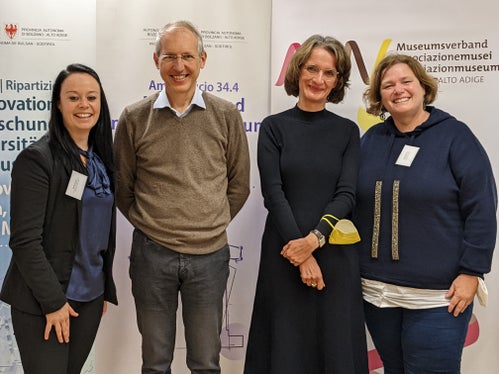 Giornata dei musei altoatesini 2022, da sin.: Monika Conrater, direttrice dell’Ufficio Musei e ricerca museale, i relatori Raul Dal Santo e Carola Rupprecht, la direttrice dell’Associazione Musei Alto Adige, Marlene Messner (Foto: ASP/Notburga Siller)